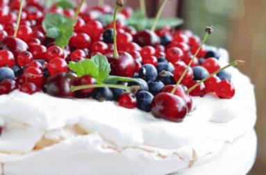 Zdjęcie - Pavlova z letnimi owocami - Przepisy kulinarne ze zdjęciami