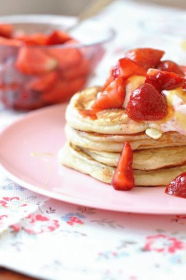 Zdjęcie - Pancakes z maślanką, truskawkami i miodowym jogurtem - Przepisy kulinarne ze zdjęciami