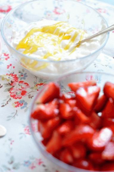 Zdjęcie - Pancakes z maślanką, truskawkami i miodowym jogurtem - Przepisy kulinarne ze zdjęciami