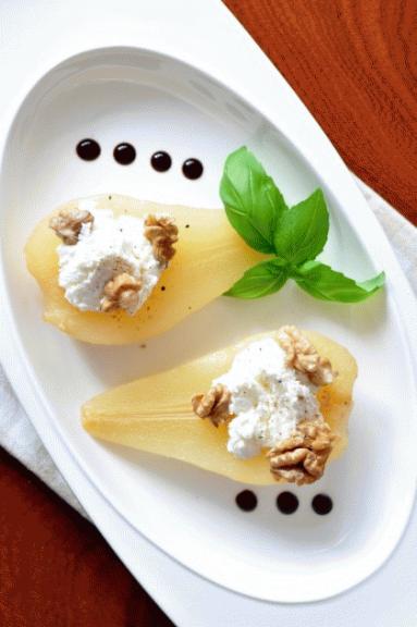 Zdjęcie - Wędzone gruszki z kozim serem i prażonymi orzechami - Przepisy kulinarne ze zdjęciami
