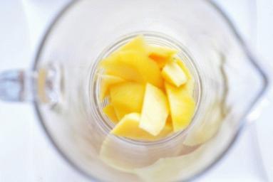 Zdjęcie - Smoothie: truskawki, mango, banan - Przepisy kulinarne ze zdjęciami