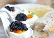 Zdjęcie - Śniadaniowe jajka z kawiorem i ziołowo-cytrynowym majonezem - Przepisy kulinarne ze zdjęciami