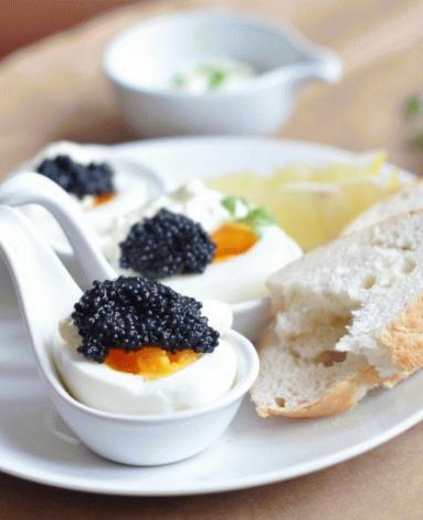 Zdjęcie - Śniadaniowe jajka z kawiorem i ziołowo-cytrynowym majonezem - Przepisy kulinarne ze zdjęciami