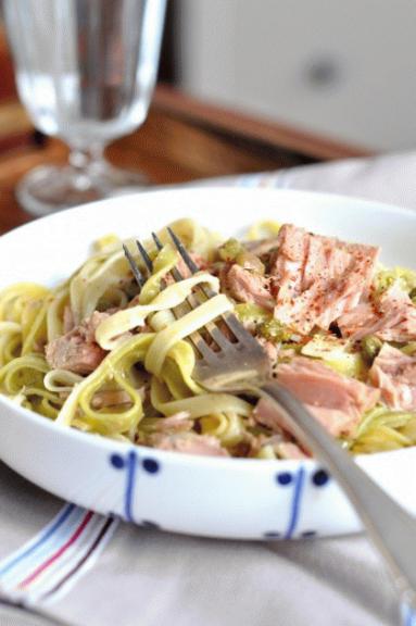 Zdjęcie - Makaron z tuńczykiem, anchois i kaparami - Przepisy kulinarne ze zdjęciami