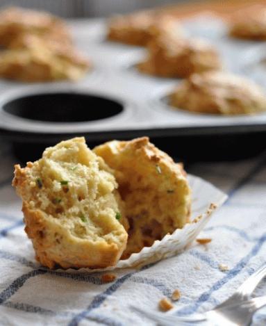 Zdjęcie - Wytrawne muffiny z cheddarem - Przepisy kulinarne ze zdjęciami