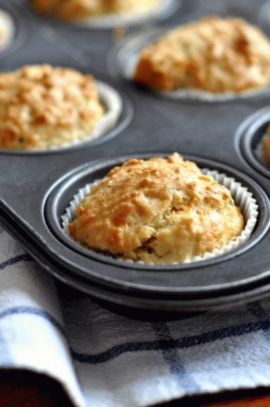 Zdjęcie - Wytrawne muffiny z cheddarem - Przepisy kulinarne ze zdjęciami
