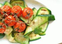 Zdjęcie - Ciepła sałatka z grillowanych cukinii i pomidorów - Przepisy kulinarne ze zdjęciami