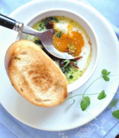Zdjęcie - Śniadaniowe jajka zapiekane ze śmietaną i świeżymi ziołami - Przepisy kulinarne ze zdjęciami