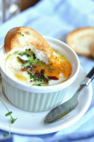 Zdjęcie - Śniadaniowe jajka zapiekane ze śmietaną i świeżymi ziołami - Przepisy kulinarne ze zdjęciami