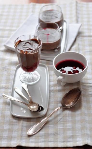 Zdjęcie - Budyń z gorzką czekoladą, wiśniami i szczyptą cynamonu - Przepisy kulinarne ze zdjęciami