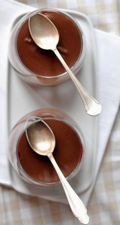 Zdjęcie - Budyń z gorzką czekoladą, wiśniami i szczyptą cynamonu - Przepisy kulinarne ze zdjęciami