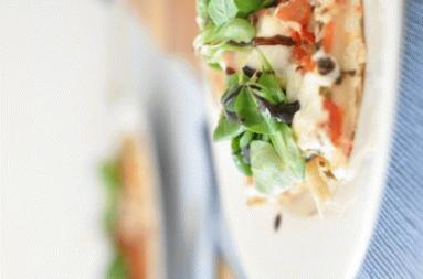 Zdjęcie - Pizza z roszponką, mozzarellą i pomidorami na ziołowym spodzie - Przepisy kulinarne ze zdjęciami