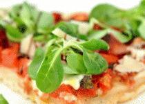 Zdjęcie - Pizza z roszponką, mozzarellą i pomidorami na ziołowym spodzie - Przepisy kulinarne ze zdjęciami