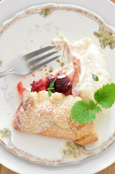 Zdjęcie - Rustykalna tarta owocowa z tymiankiem i rozmarynem - Przepisy kulinarne ze zdjęciami