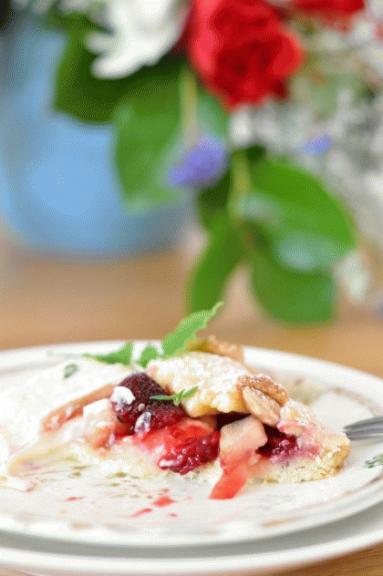 Zdjęcie - Rustykalna tarta owocowa z tymiankiem i rozmarynem - Przepisy kulinarne ze zdjęciami