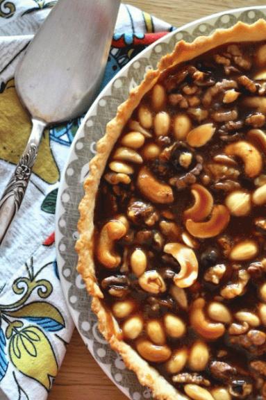 Zdjęcie - Karmelowa tarta z orzechami (godna następczyni mazurka) - Przepisy kulinarne ze zdjęciami
