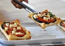 Zdjęcie - Wytrawne ciasteczka z bakłażanem, pomidorami i fetą - Przepisy kulinarne ze zdjęciami