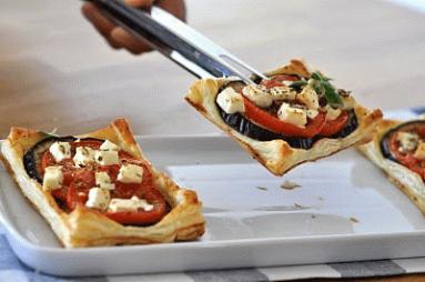 Zdjęcie - Wytrawne ciasteczka z bakłażanem, pomidorami i fetą - Przepisy kulinarne ze zdjęciami