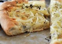 Zdjęcie - Rozmyślania przy siekaniu cebuli czyli pizza praktycznie biała - Przepisy kulinarne ze zdjęciami