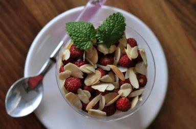 Zdjęcie - Owoce z miodowym jogurtem- deser w sam raz na lato - Przepisy kulinarne ze zdjęciami