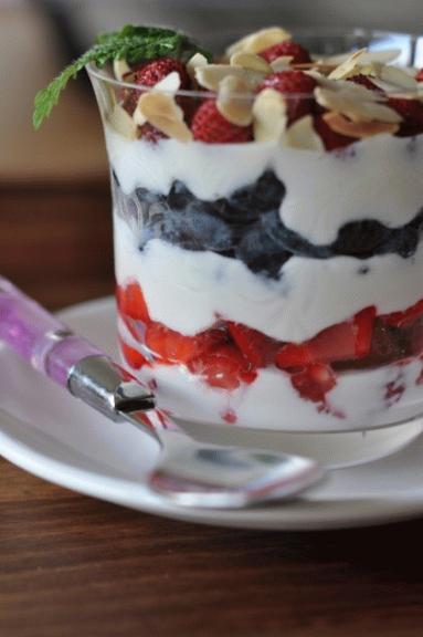 Zdjęcie - Owoce z miodowym jogurtem- deser w sam raz na lato - Przepisy kulinarne ze zdjęciami