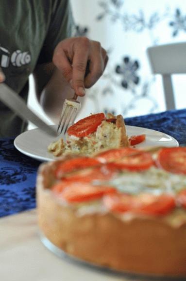 Zdjęcie - Tarta z cebulą (i szpinakiem) w sam raz na piknik - Przepisy kulinarne ze zdjęciami