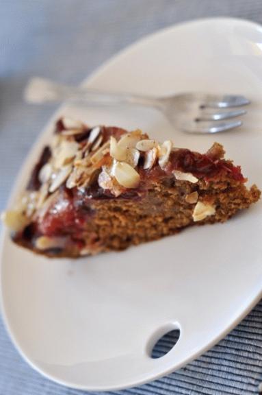 Zdjęcie - Korzenne ciasto z melasą, śliwkami i migdałami (Plum almond upside-down cake) - Przepisy kulinarne ze zdjęciami