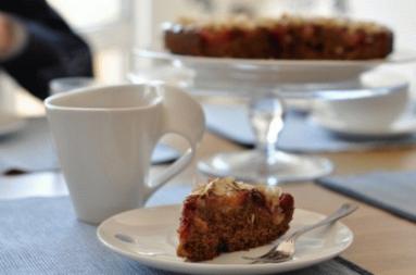 Zdjęcie - Korzenne ciasto z melasą, śliwkami i migdałami (Plum almond upside-down cake) - Przepisy kulinarne ze zdjęciami