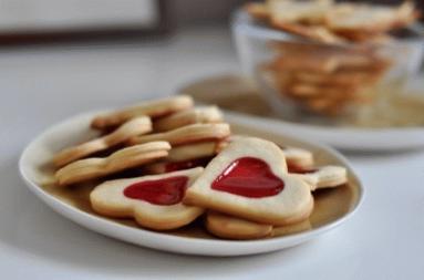 Zdjęcie - Klasyczne maślane ciasteczka z cukrem i dżemem malinowym - Przepisy kulinarne ze zdjęciami