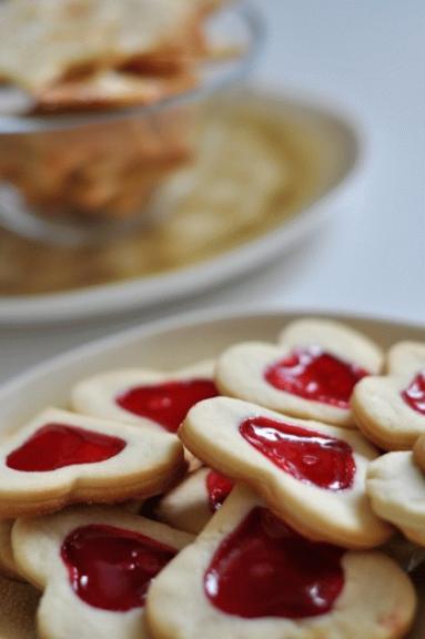 Zdjęcie - Klasyczne maślane ciasteczka z cukrem i dżemem malinowym - Przepisy kulinarne ze zdjęciami