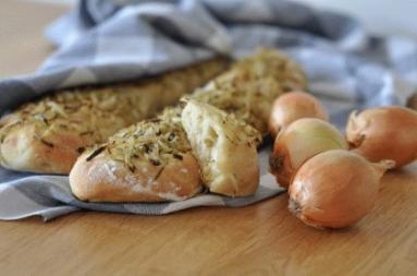 Zdjęcie - Drożdżowy chlebek z przypieczoną cebulką - Przepisy kulinarne ze zdjęciami