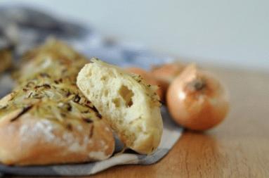 Zdjęcie - Drożdżowy chlebek z przypieczoną cebulką - Przepisy kulinarne ze zdjęciami