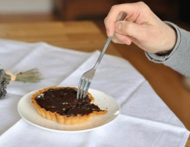 Zdjęcie - Tarty z karmelową czekoladą, suszonymi śliwkami i orzechami włoskimi - Przepisy kulinarne ze zdjęciami