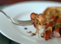 Zdjęcie - Pudding z Yorkshire ze skarmelizowaną cebulką i kiełbaskami - Przepisy kulinarne ze zdjęciami