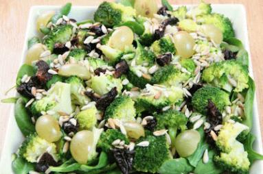 Zdjęcie - Sałatka brokułowa z winogronami - Przepisy kulinarne ze zdjęciami