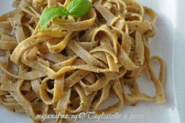 Zdjęcie - Tagliatelle pełnoziarniste z pesto alla genovese - Przepisy kulinarne ze zdjęciami
