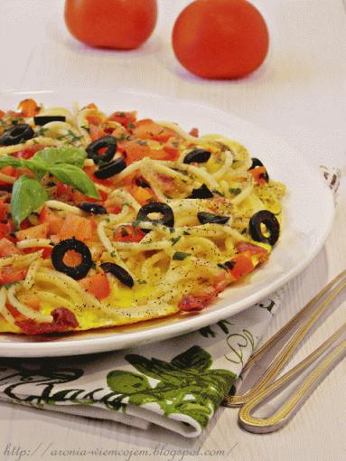 Zdjęcie - Omlet makaronowy z szynką parmeńską i oliwkami - Przepisy kulinarne ze zdjęciami