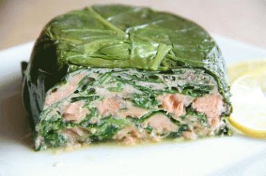 Zdjęcie - Zapiekanka z łososia w liściach szpinaku - Przepisy kulinarne ze zdjęciami