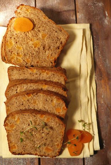 Zdjęcie - Chleb pszenny-razowy z suszonymi morelami i tymiankiem - Przepisy kulinarne ze zdjęciami