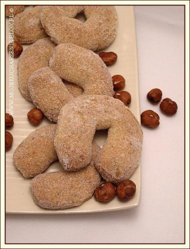 Zdjęcie - Rogaliki waniliowe z orzechami laskowymi - Przepisy kulinarne ze zdjęciami