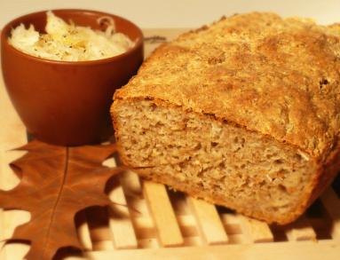 Zdjęcie - Chleb z kapustą kiszoną na zakwasie - Przepisy kulinarne ze zdjęciami