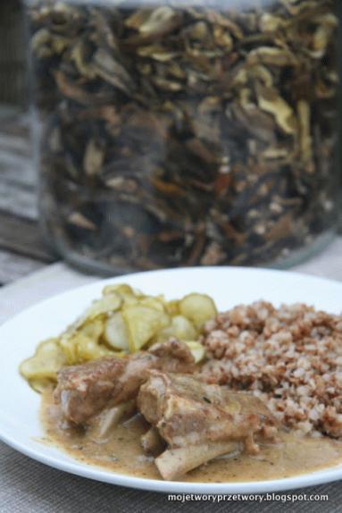 Zdjęcie - Żeberka w sosie z suszonych grzybów - Przepisy kulinarne ze zdjęciami
