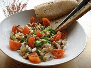 Zdjęcie - Serek wiejski, pomidorki, szczypiorek i orzechy - Przepisy kulinarne ze zdjęciami