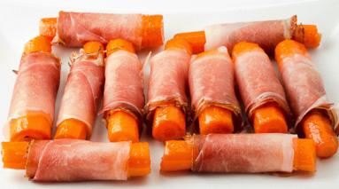 Zdjęcie - Karmelizowane marchewki ze speckiem - Przepisy kulinarne ze zdjęciami