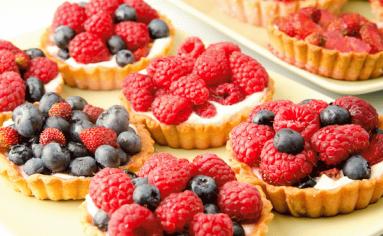 Zdjęcie - Babeczki z owocami i mascarpone - Przepisy kulinarne ze zdjęciami