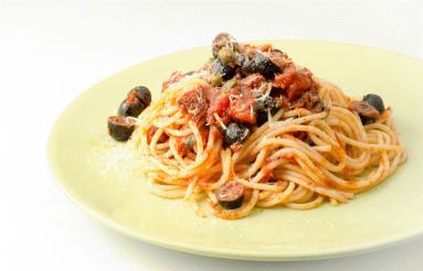 Zdjęcie - Spaghetti Puttanesca - Przepisy kulinarne ze zdjęciami