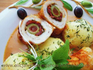 Zdjęcie - Roladki z suszonymi pomidorami, oliwkami i bazylią - Przepisy kulinarne ze zdjęciami