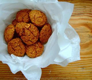 Zdjęcie - Cynamonowe ciasteczka owsiane z karmelizowanymi orzechami - Przepisy kulinarne ze zdjęciami