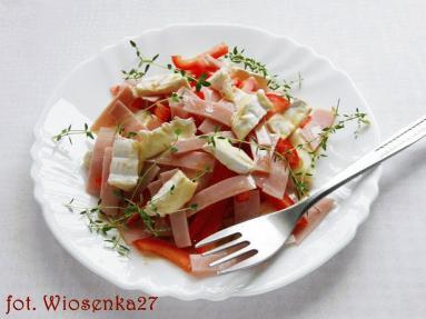 Zdjęcie - Sałatka  serowa - Przepisy kulinarne ze zdjęciami