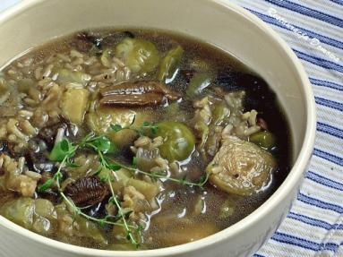 Zdjęcie - Zupa grzybowa z brukselką i ryżem - Przepisy kulinarne ze zdjęciami